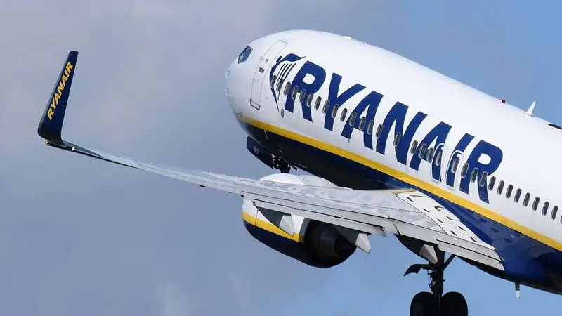 Boeing 737 Ryanair ve vzletu, na trupu nápis Ryanair, podvozek ještě venku
